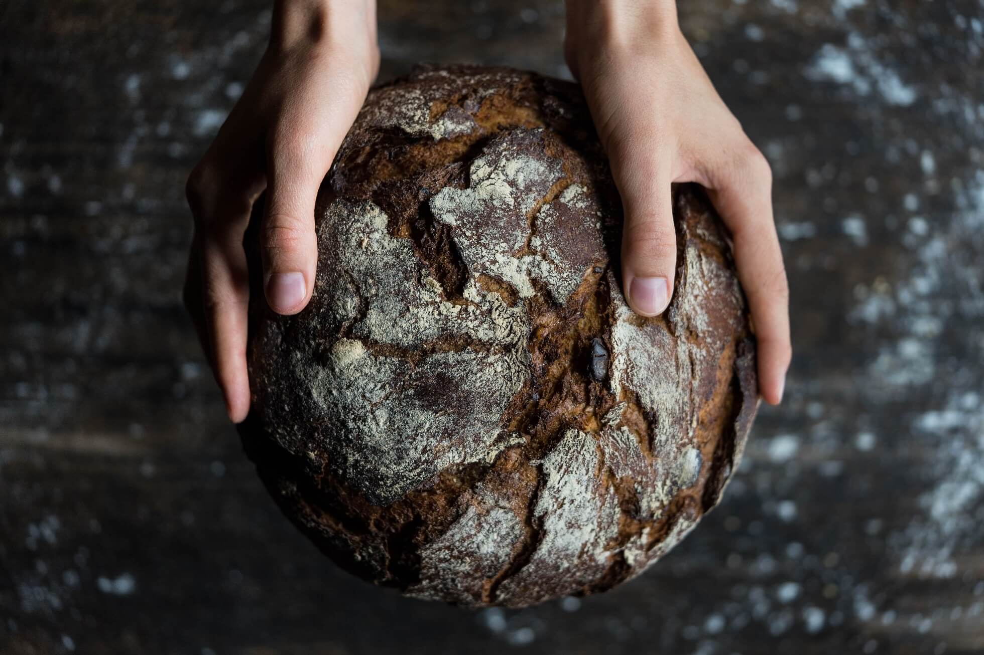 Jakie mąki można wykorzystać do pieczenia chleba w domu?